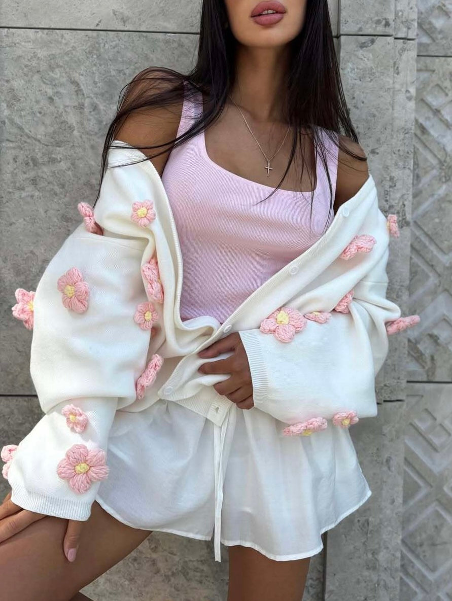 Strick-Cardigan mit 3D-Blumen – Weiß & Rosa