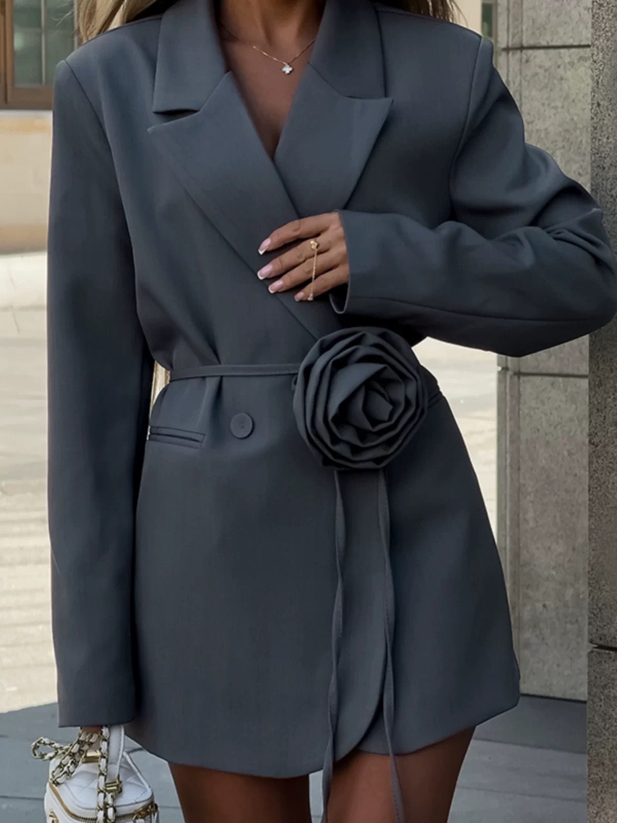 Blazer-Kleid mit Rosenapplikation