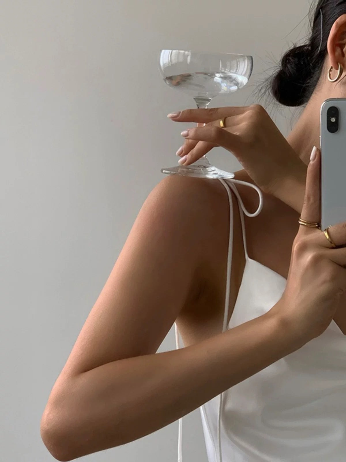 Satin Camisole ‘Elena’ – Elegantes Top mit Bindeträgern