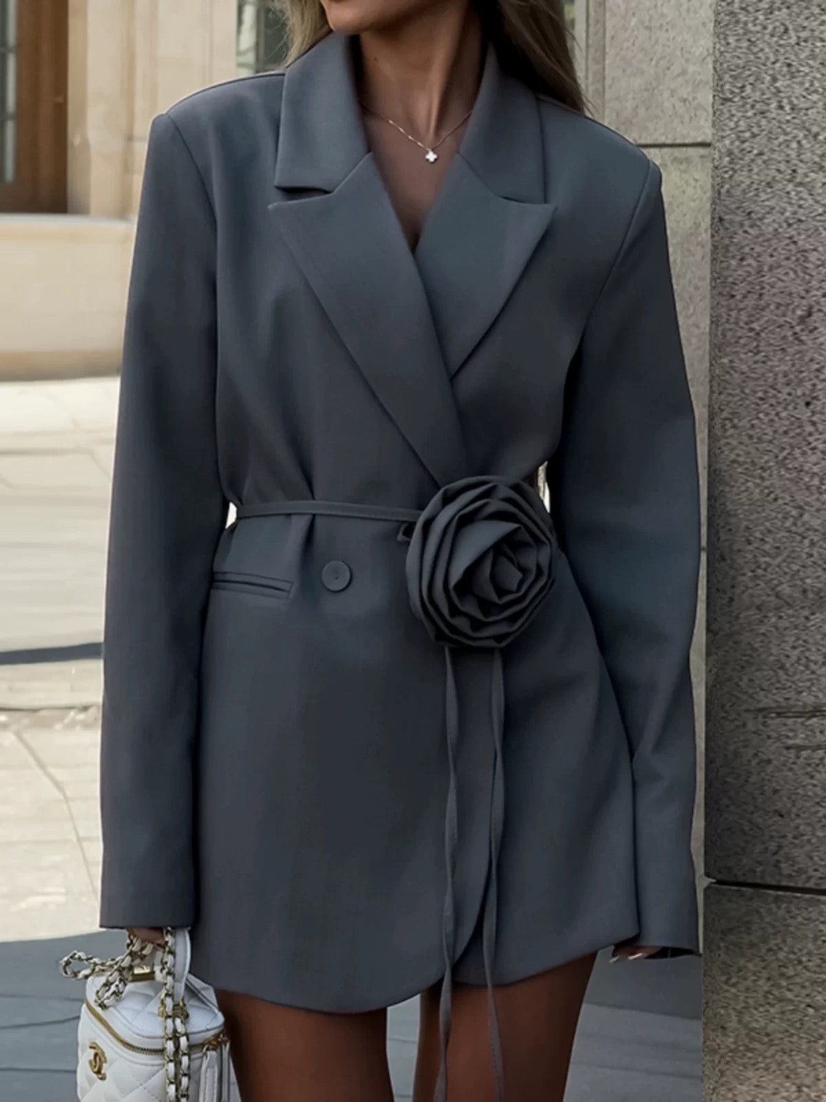 Blazer-Kleid mit Rosenapplikation