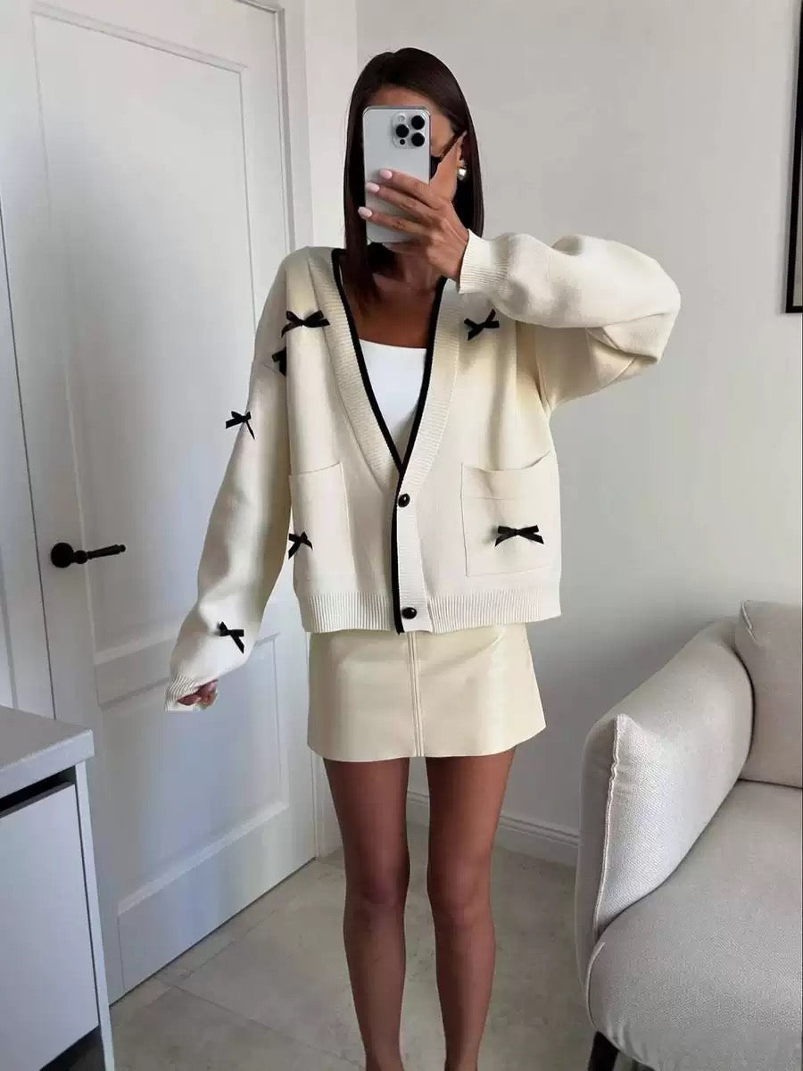 Feinstrick-Cardigan mit schwarzen Schleifen