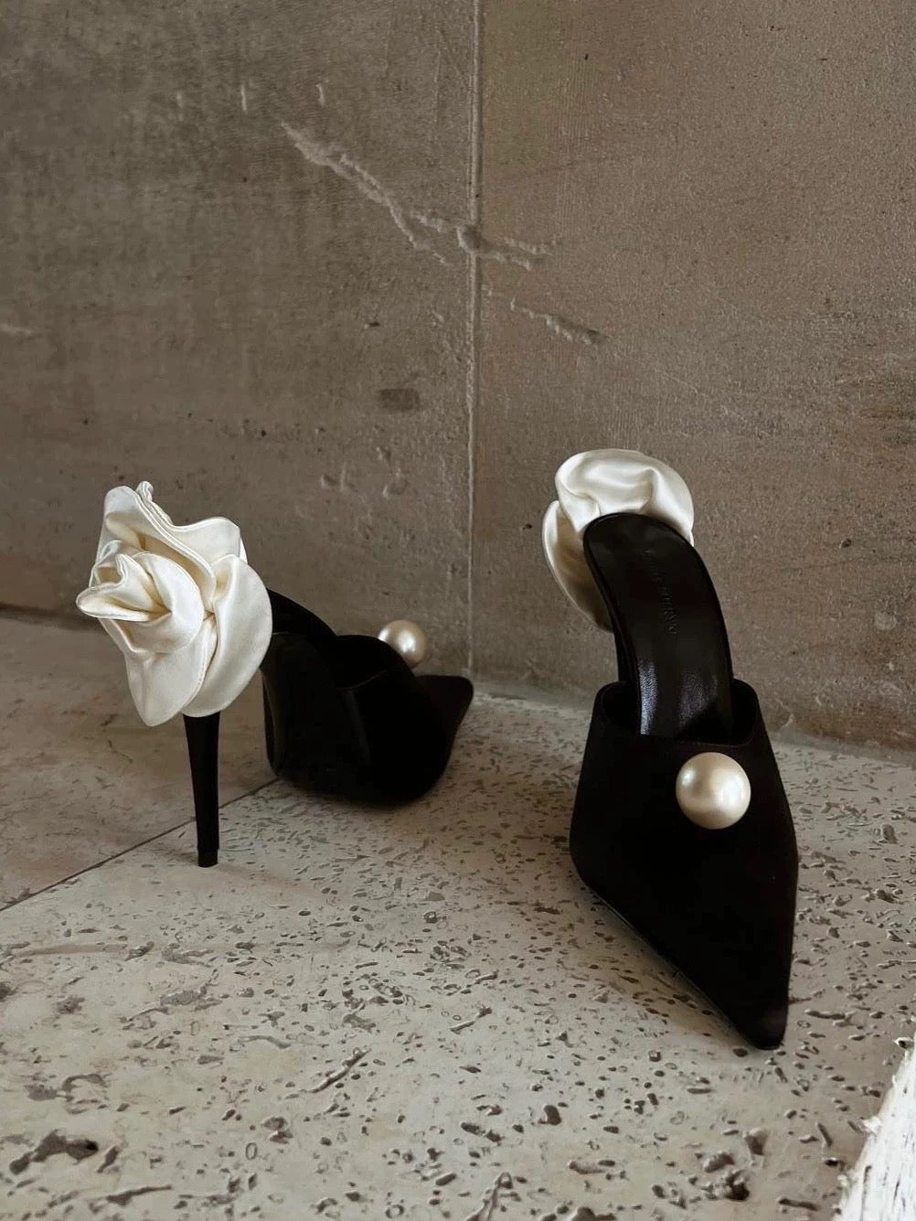 Luxuriöse Abend-Pumps mit Perlenakzent