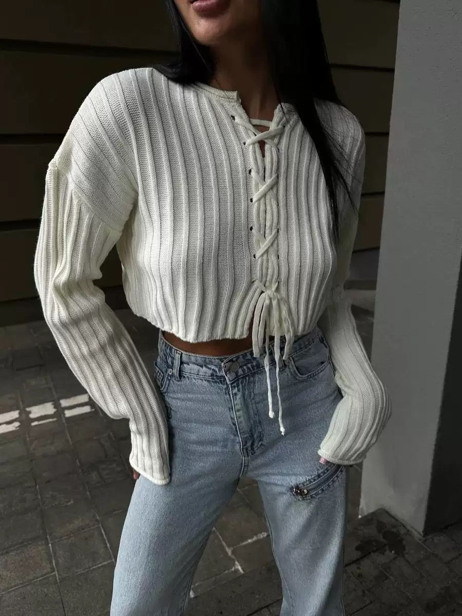 Gerippter Strickpullover mit Frontschnürung