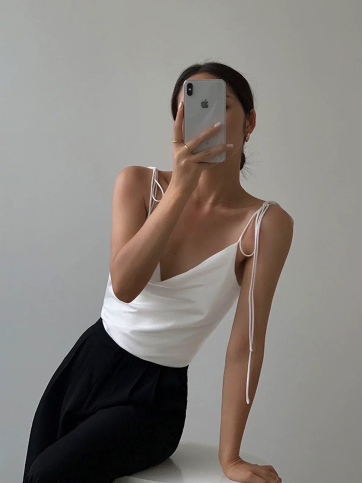 Satin Camisole ‘Elena’ – Elegantes Top mit Bindeträgern