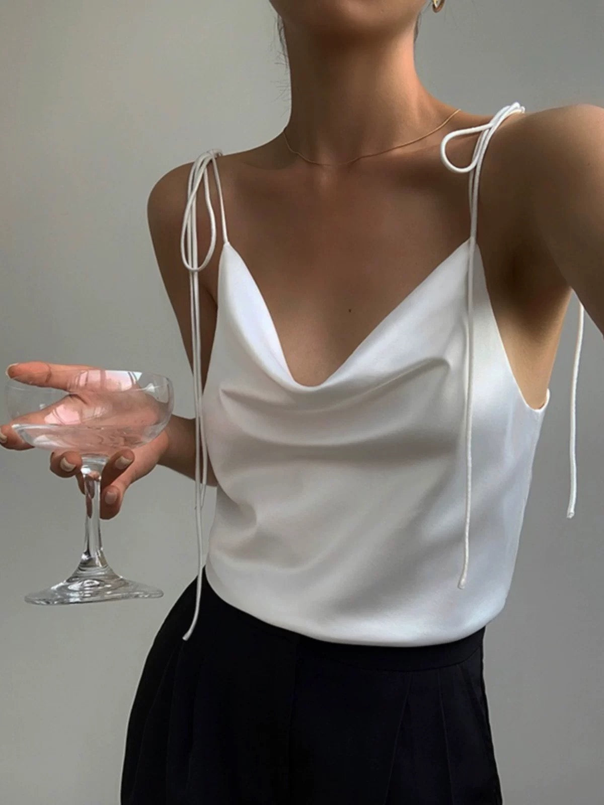 Satin Camisole ‘Elena’ – Elegantes Top mit Bindeträgern