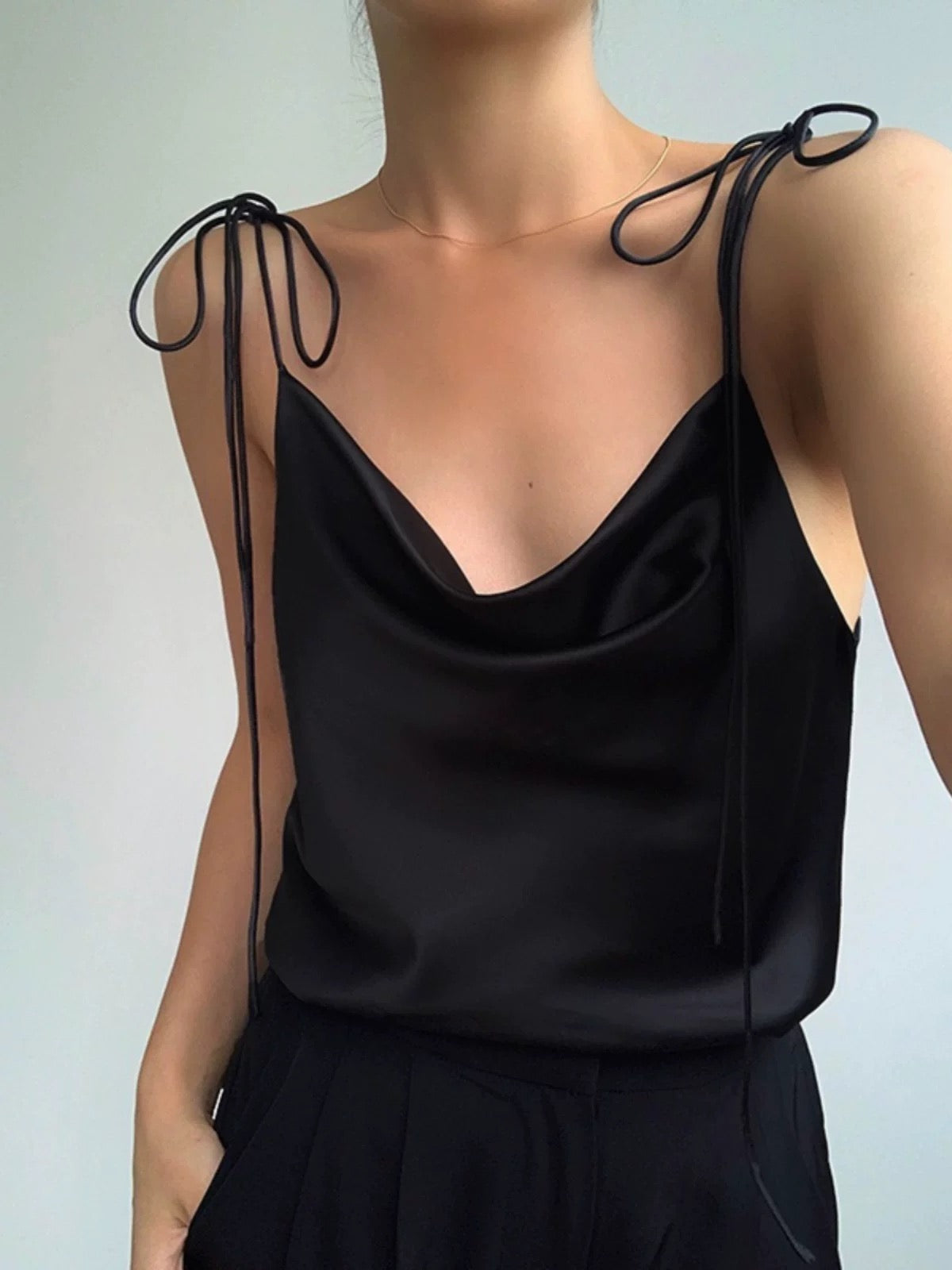 Satin Camisole ‘Elena’ – Elegantes Top mit Bindeträgern