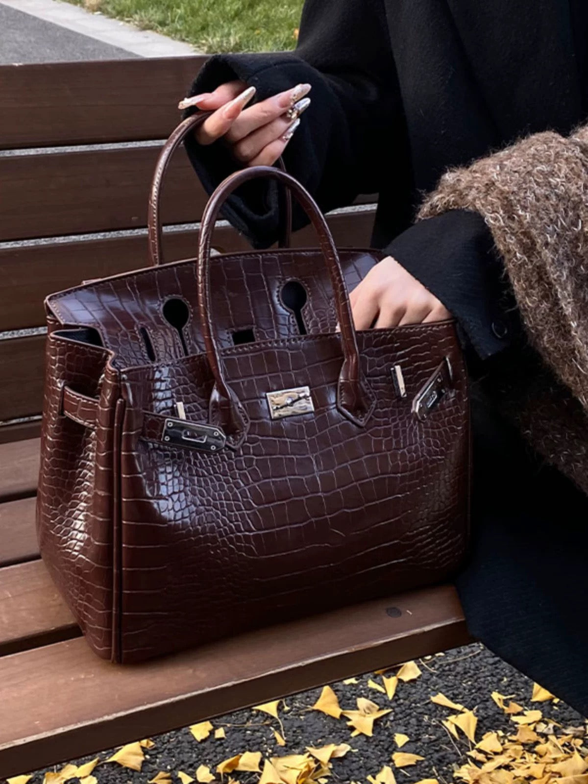 Statement Bag – Krokodesign mit Hochglanz-Finish