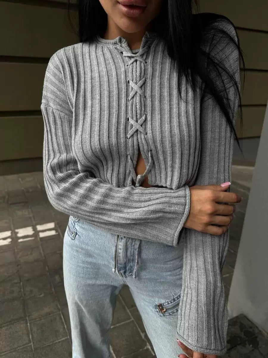 Gerippter Strickpullover mit Frontschnürung