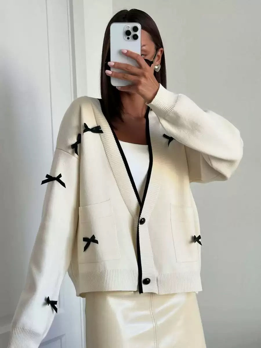 Feinstrick-Cardigan mit schwarzen Schleifen