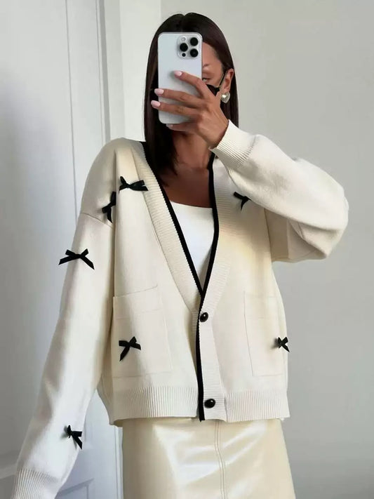 Feinstrick-Cardigan mit schwarzen Schleifen