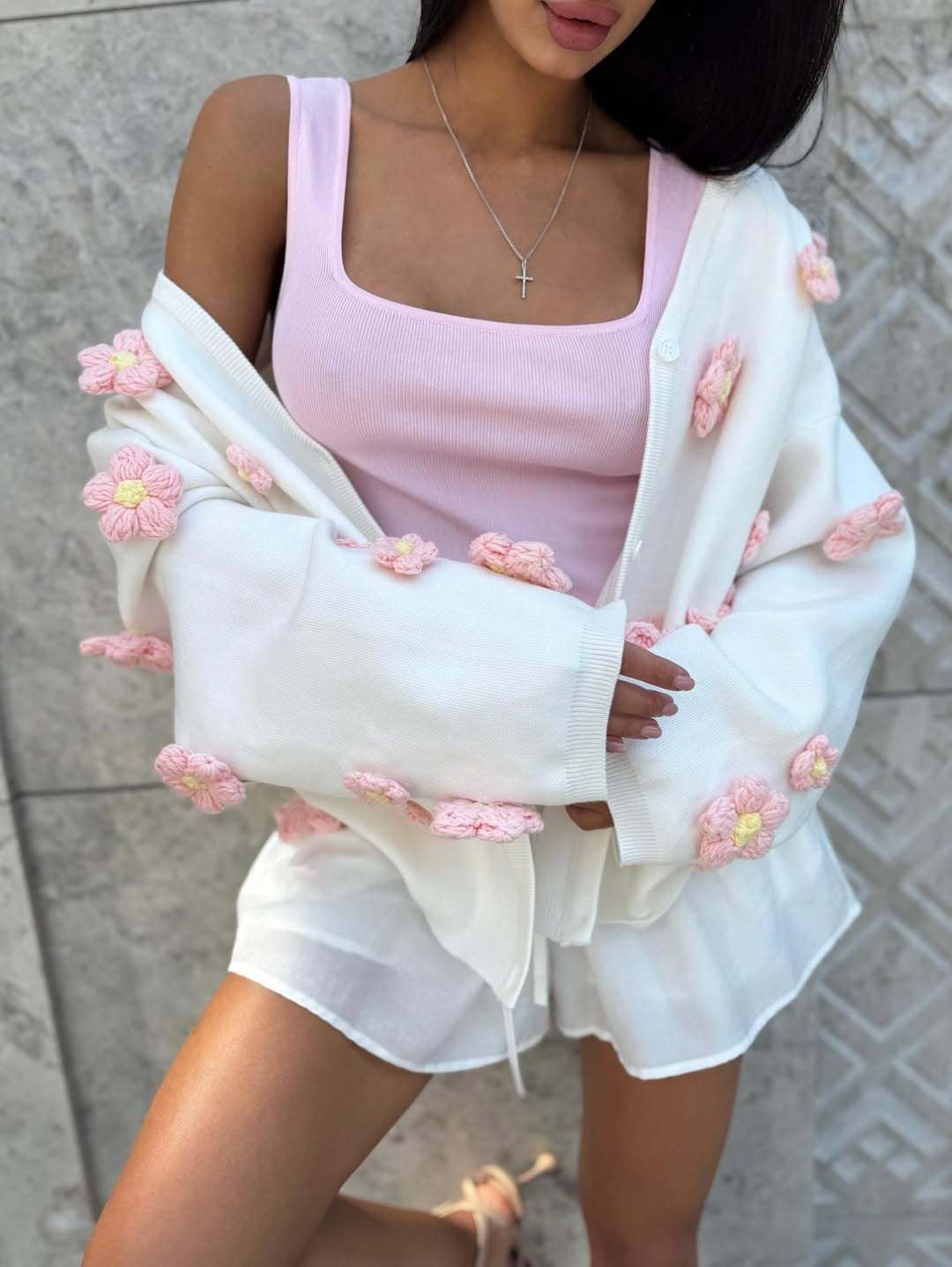 Strick-Cardigan mit 3D-Blumen – Weiß & Rosa